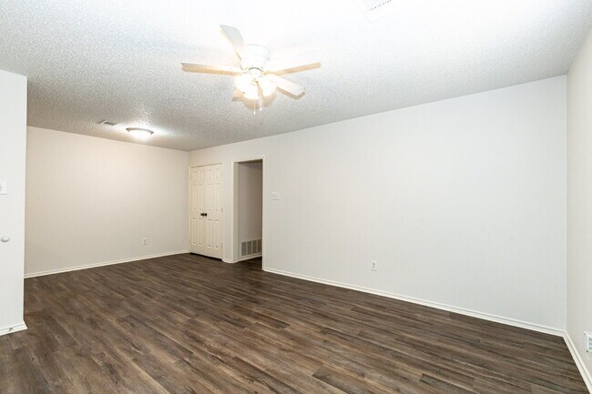 Building Photo - 2 Bedroom 2 Bathroom Duplex