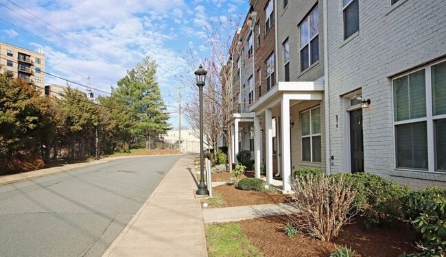 Building Photo - 874 Estes St