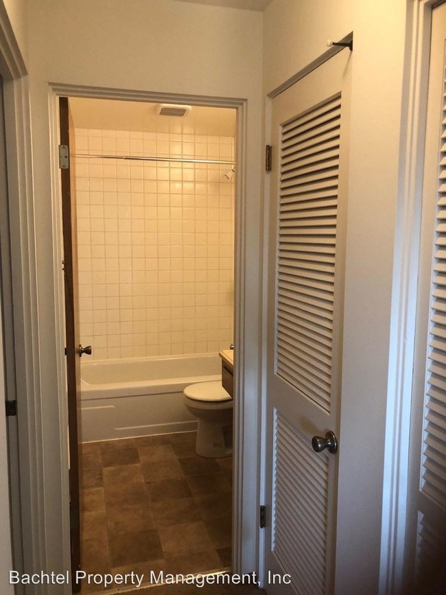Foto del edificio - 1 br, 1 bath Apartment - 2316 Yale Ave. E.
