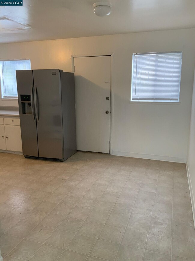 Building Photo - 422 C St