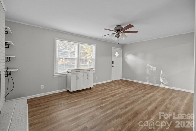 Foto del edificio - 4800 Maplecrest Dr