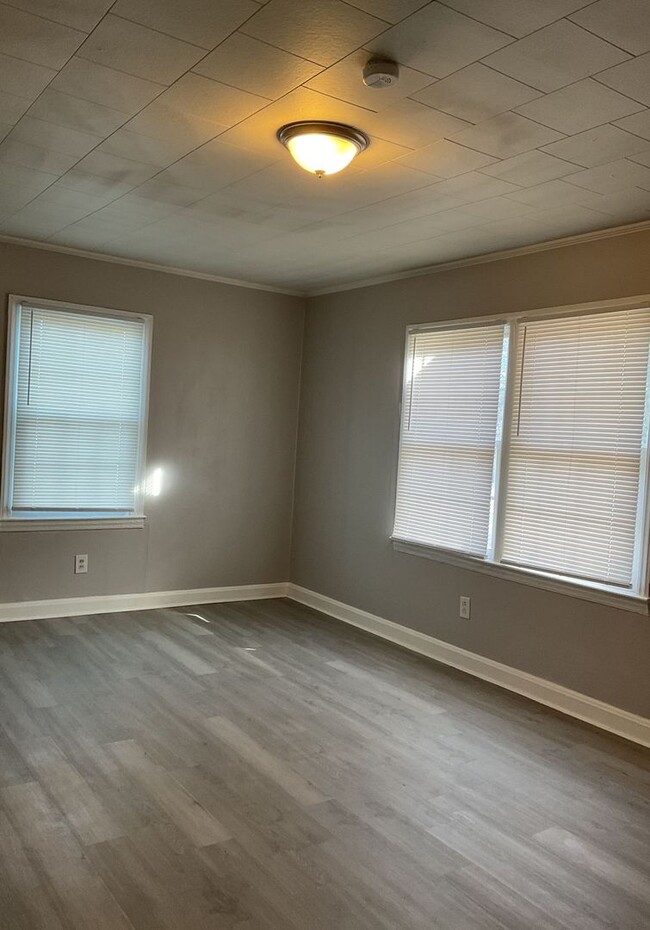 Building Photo - Available Now !! Two bedroom one bath home...