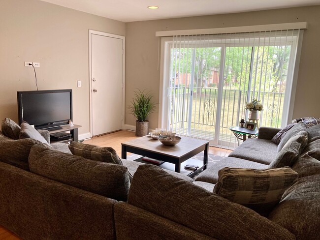 Building Photo - 9352 Bay Colony Dr