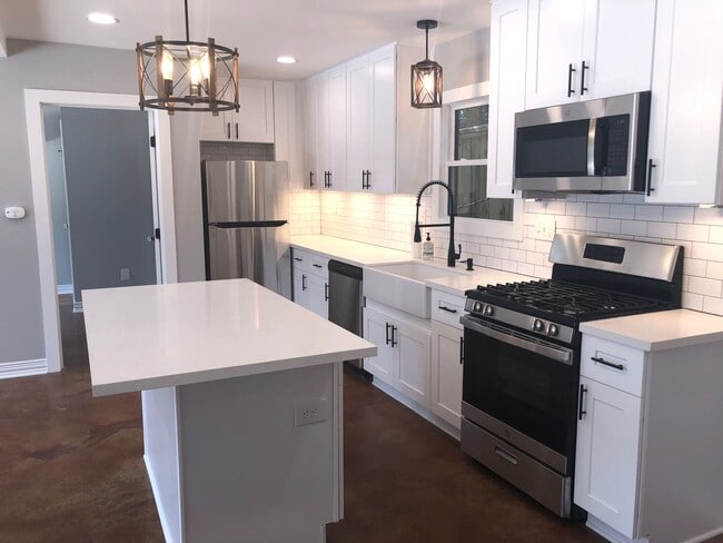 Cocina - 1742 W Main St