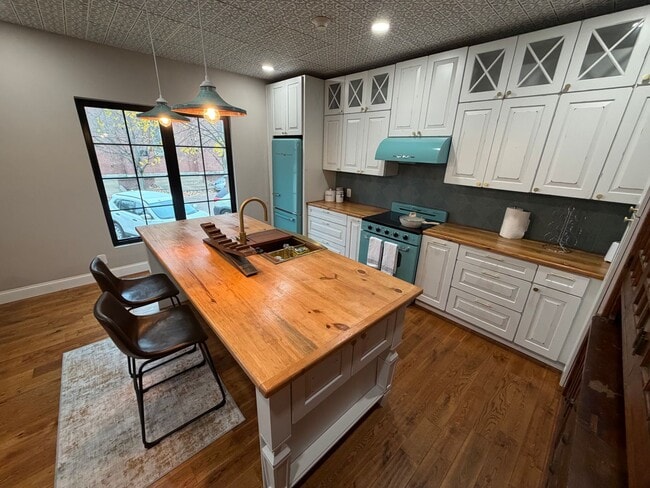 Building Photo - 400 N. 9th-4TH OFFSET