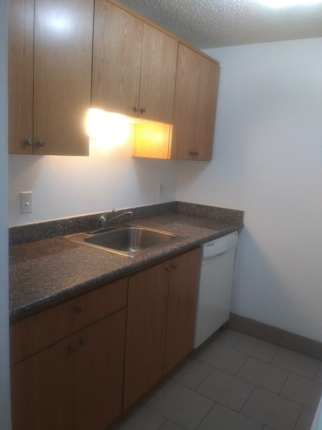 Foto del edificio - Large 1 bedroom with free parking