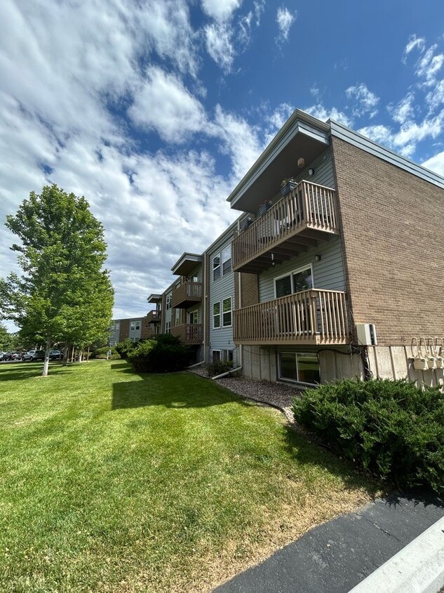 Primary Photo - Charming 1 Bedroom Garden-Level Apartment ...