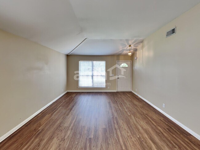 Foto del edificio - 2189 Spring Hill Cir