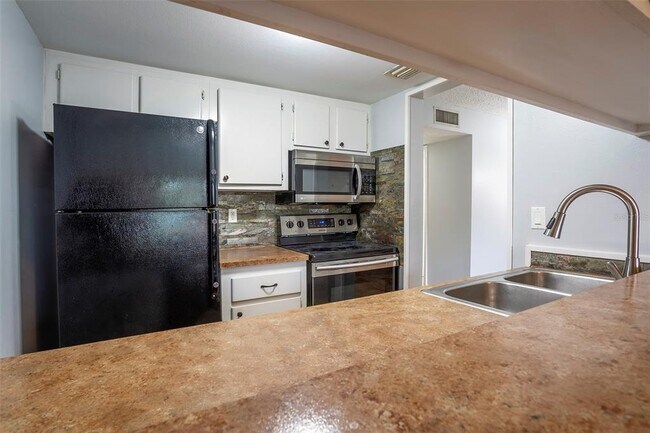 Building Photo - 2525 W Bay Dr