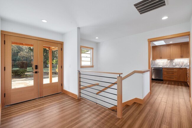 Foto del edificio - Lake Oswego Four Bedroom Home with View of...