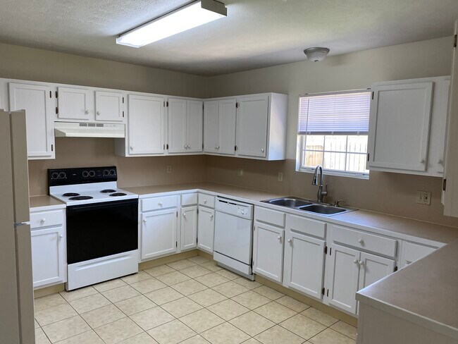 Building Photo - 3718 Newcastle Dr
