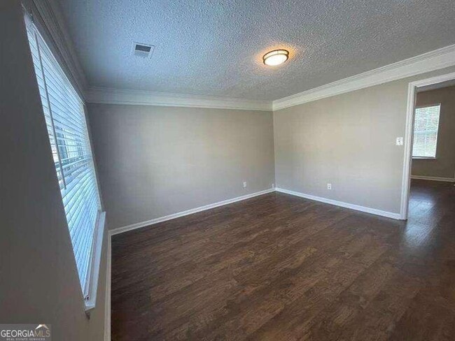 Foto del edificio - 2200 Burdett Ridge Dr