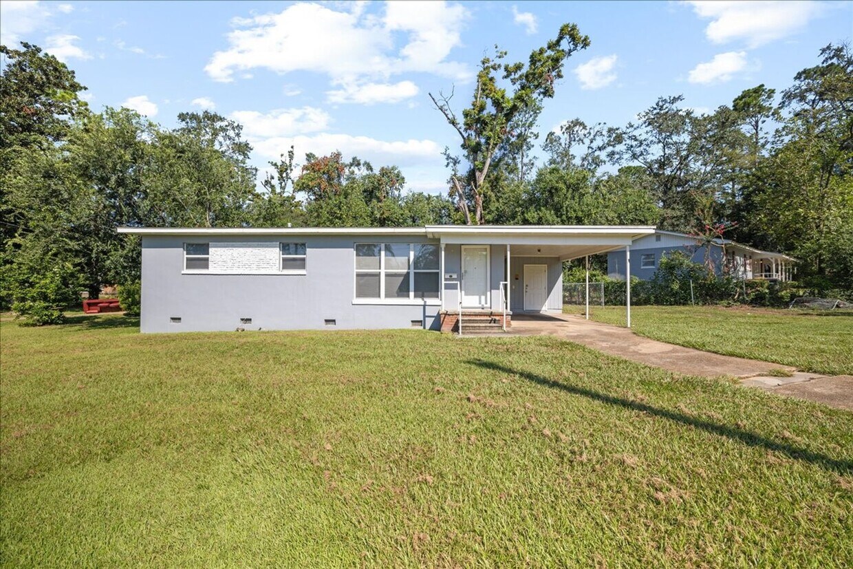 Primary Photo - 3 Bedroom Home walking distance to Stadium!