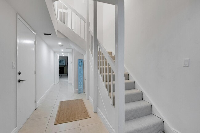 Building Photo - 1222 Hillsboro Mile