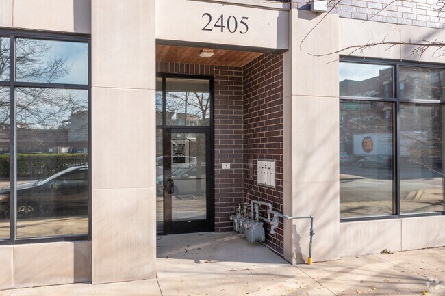 Entrada - 1456 W Fullerton Ave