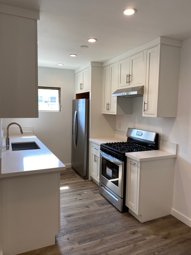 Building Photo - 120 S Manhattan Pl