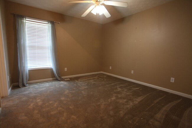 Building Photo - 2 Bed/2.5 Bath at Donahue Crossing Available!