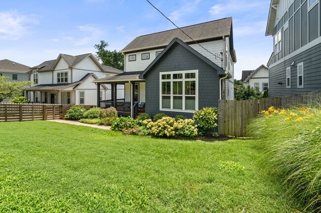 Building Photo - 2038 Straightway Ave