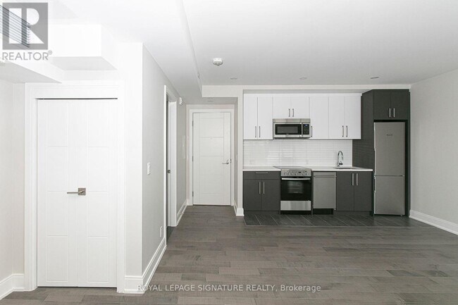 Building Photo - 11-211 Walmer Rd