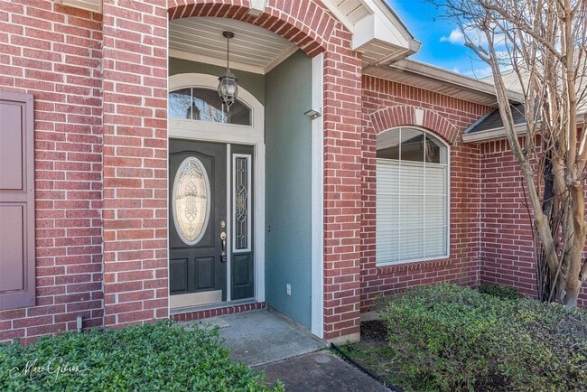 Building Photo - BEAUTIFUL HOME!! close to LSUS... Must See!!