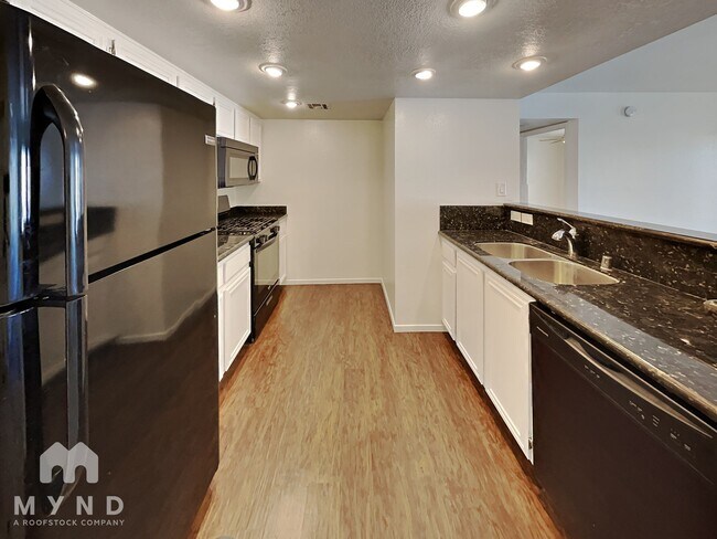 Foto del edificio - 8070 W Russell Rd