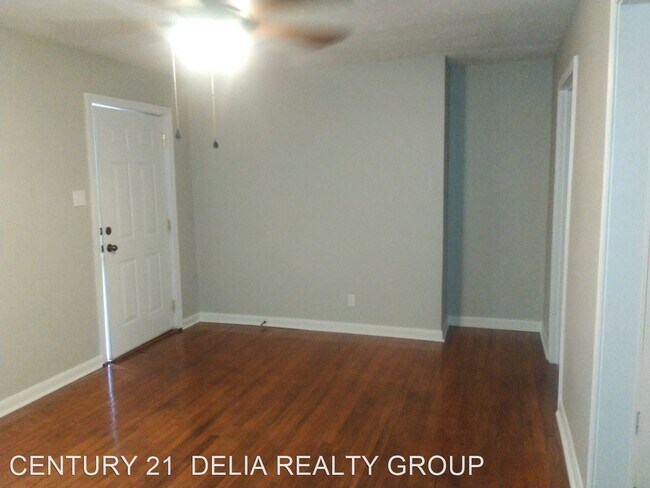 Building Photo - 2 br, 1 bath House - 906 Wisteria Dr.