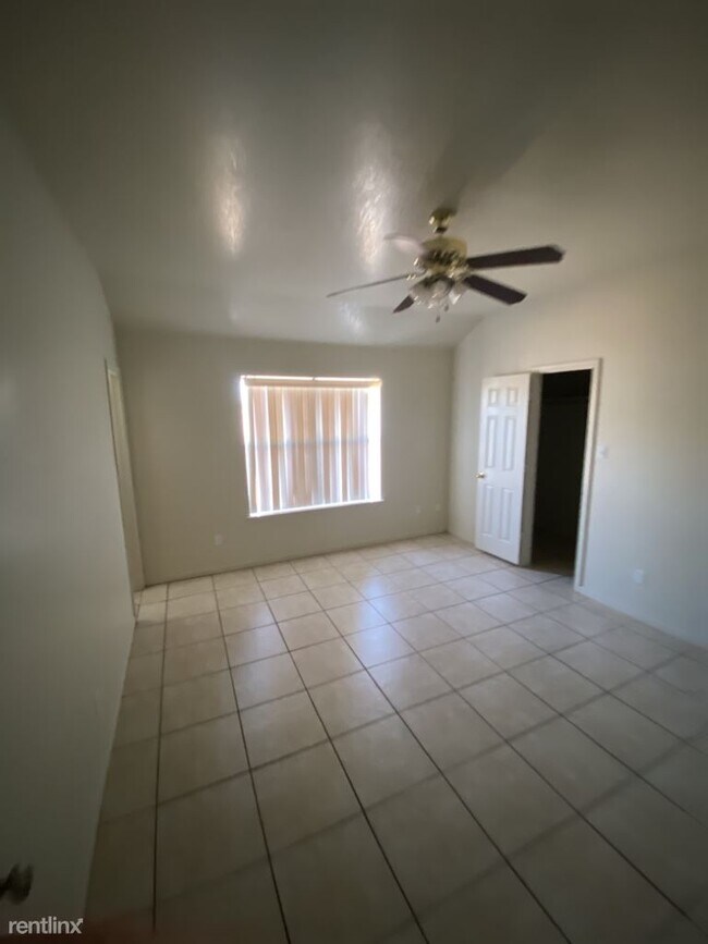 Foto del edificio - 3 br, 2 bath Duplex - 2801 Seabiscuit Dr A...