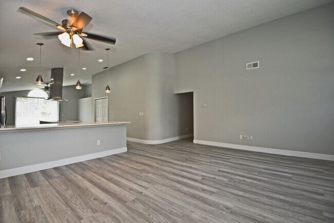 Building Photo - Beautiful Home in Alafaya Woods Totally Re...