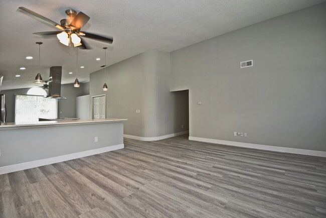 Foto del edificio - Beautiful Home in Alafaya Woods Totally Remodeled