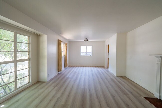 Foto del edificio - Beautiful 3 Bedroom/ 2 Bath Home $3,595/ Mo.