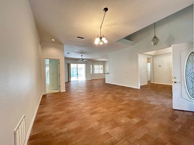 Building Photo - Beautiful Home with Water View in Eastwood!