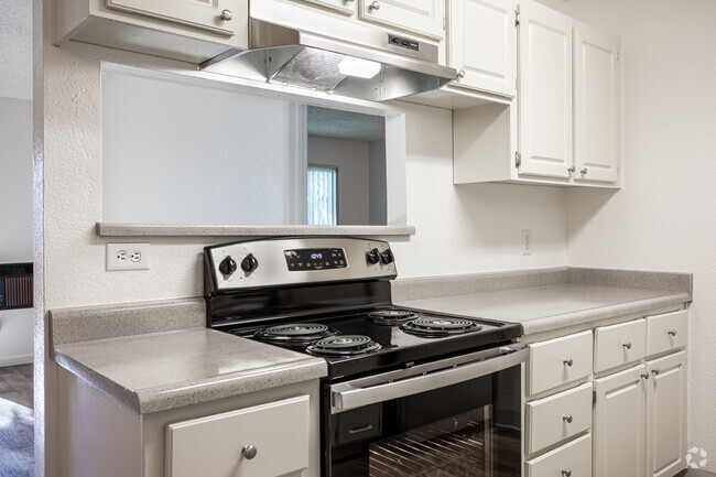 2BR, 2BA - Camelot - Woodcreek Apartments