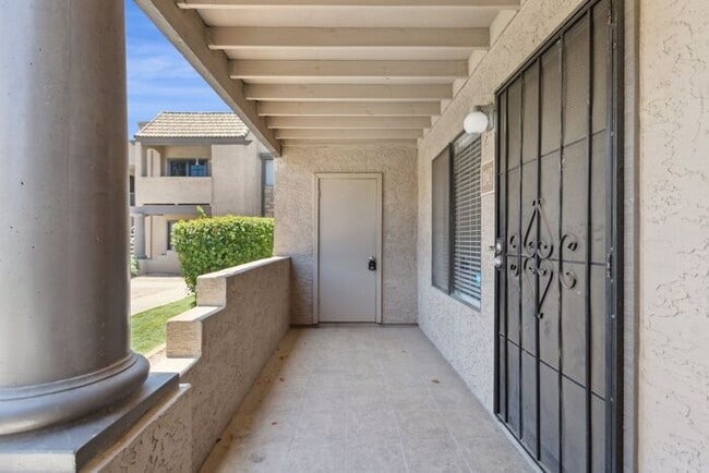 Building Photo - Prime poolside corner 2 bedroom 2 bath condo located in the Bella Vita complex.