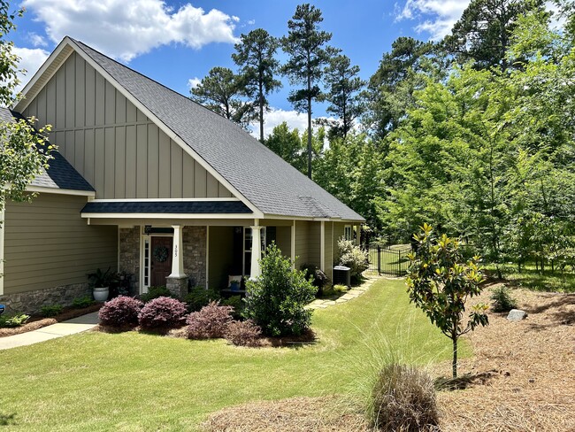 Building Photo - 305 Colonnades Dr