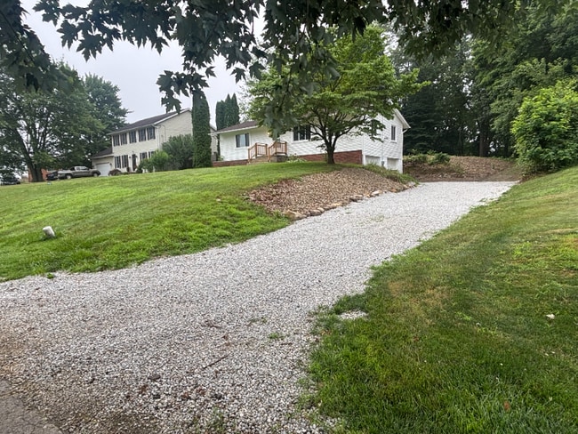 Building Photo - 850 Rood Dr