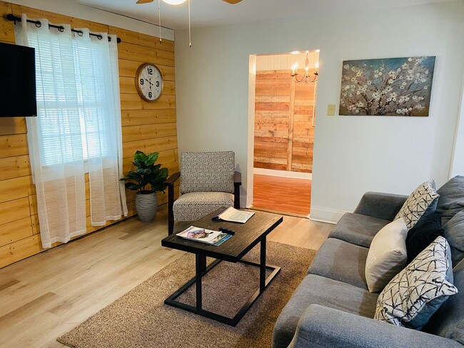 Foto del edificio - 3 Bedroom/2 Bath Furnished Rental - Whole ...