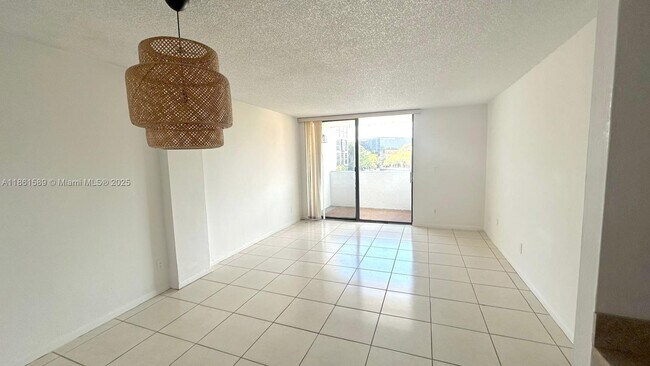 Foto del edificio - 2715 Tigertail Ave