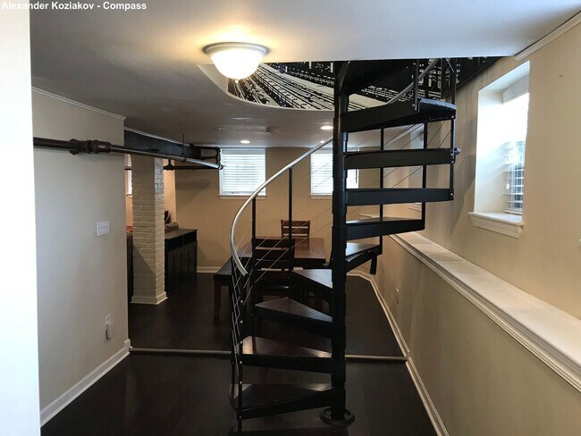 Building Photo - Charming 5 Bedroom