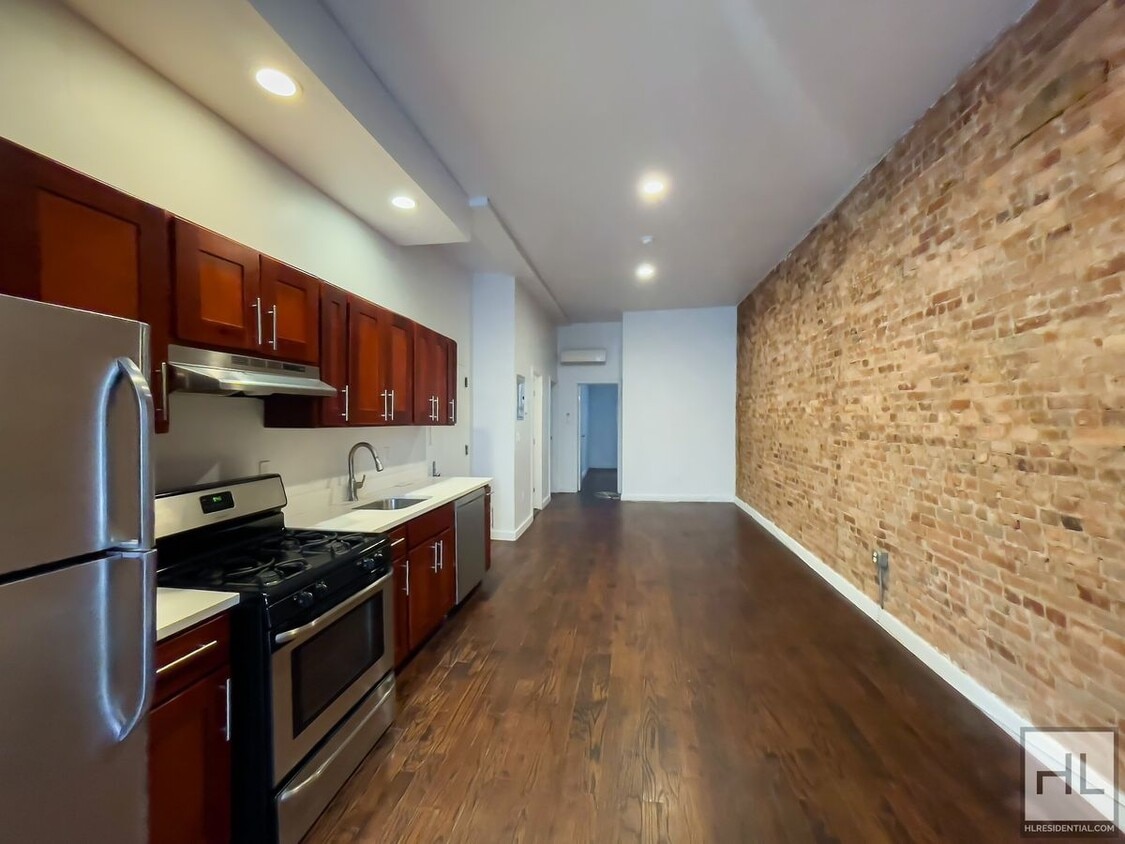 Primary Photo - TOMPKINS AVENUE / Spacious 4-Bed 1-Bath