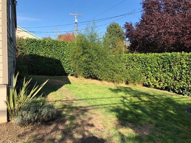 Building Photo - Great unit available in duplex!
