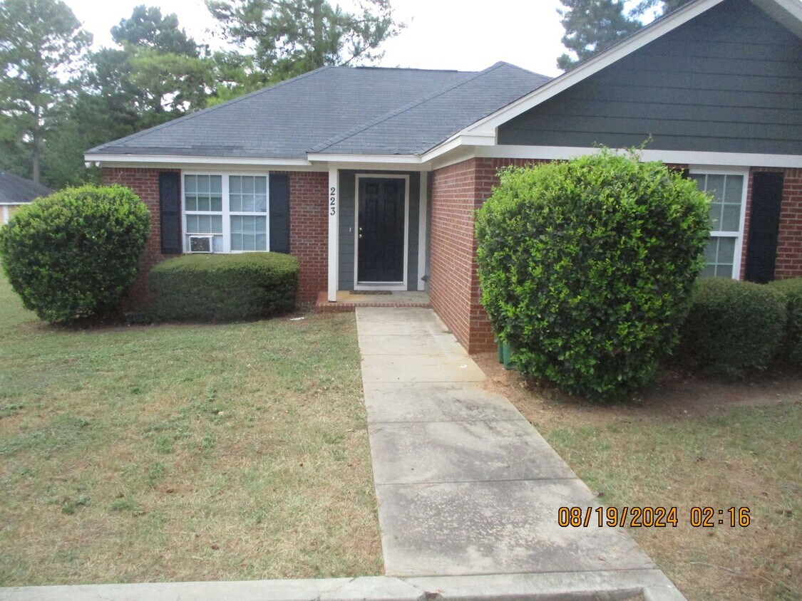 Building Photo - 223 Glade Ln