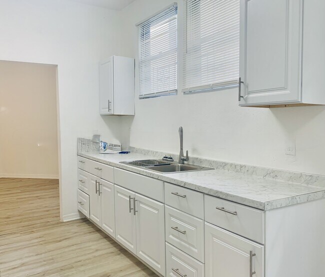 Building Photo - 828 W 17th St