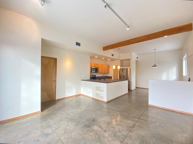 Foto del edificio - 1 MO. FREE RENT! Contemporary Retreat on Dunlap St.