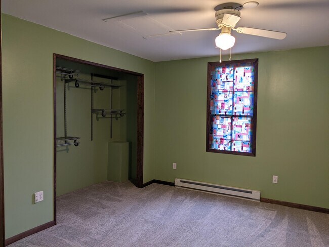 Largest Bedroom - 512 Perry St