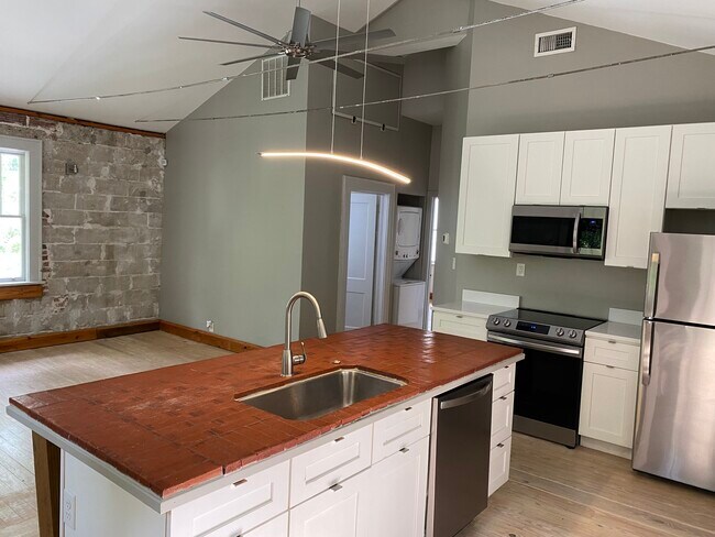 Building Photo - 406 Cathcart Ave