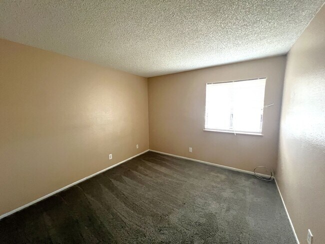 Foto del edificio - 1 story condo located near Jones & smoke r...
