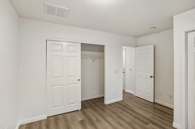 Foto del edificio - Beautiful 3 Bed Home With 3 Full Baths And Bed and Full Bath On 1st Floor