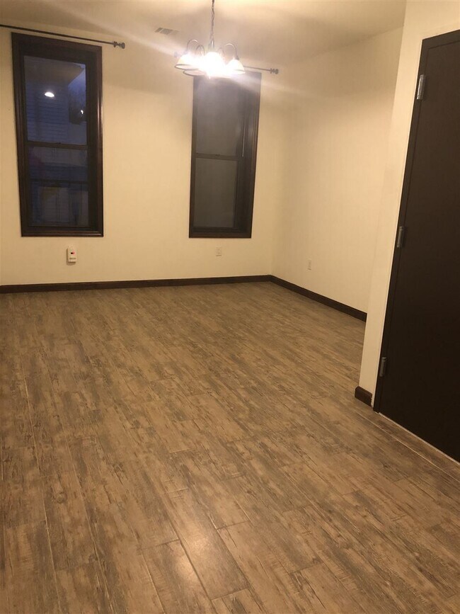 Foto del edificio - 329 Central Ave