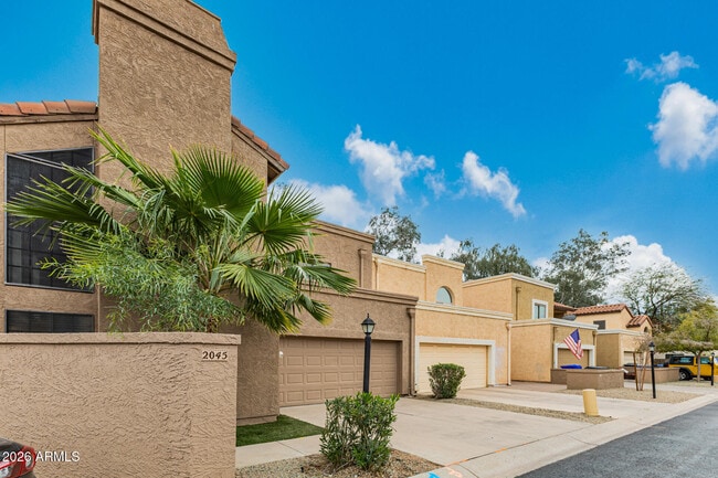 Building Photo - 2045 N Sunset Dr