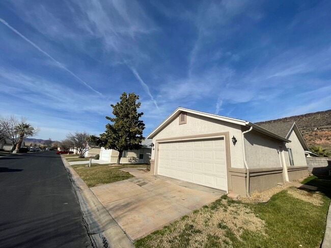 Building Photo - Fresh remodel in quiet neighborhood!  Comm...